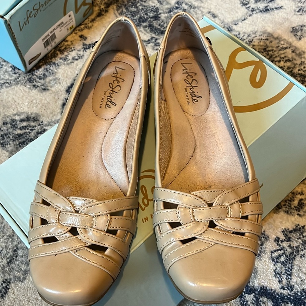 Tan flats